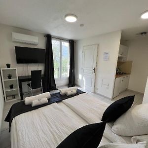 Studio Lit King-Size